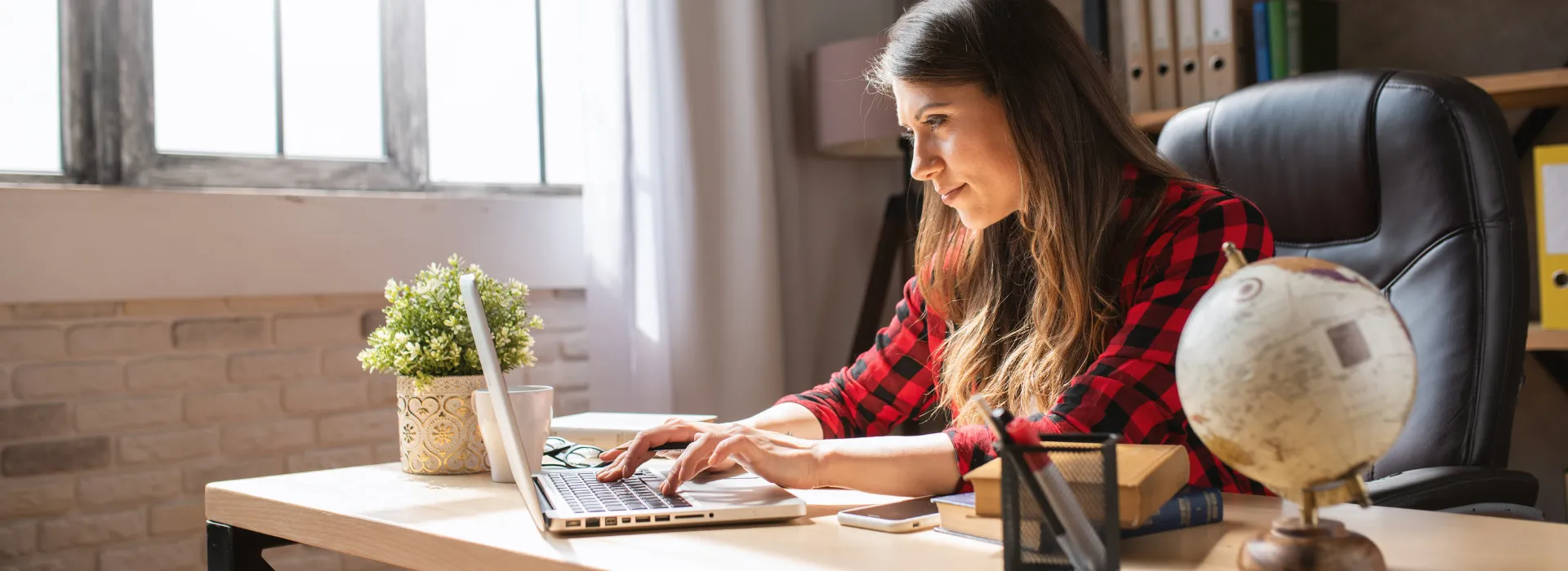 Femme qui travail en télétravail