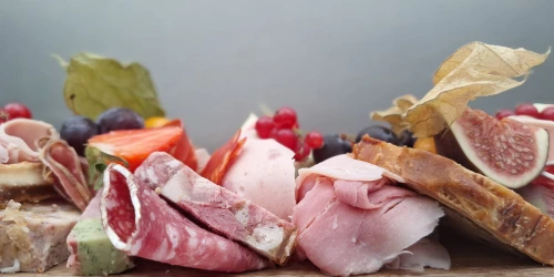 Photo d'une planche de charcuterie